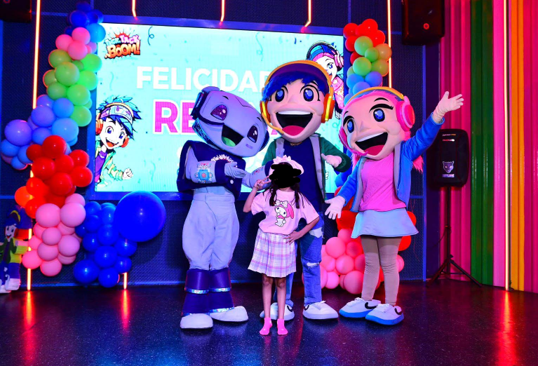 Personajes del salón junto al festejado
